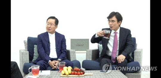 유시민(오른쪽) 사람사는 세상 노무현재단 이사장과 홍준표 자유한국당 전 대표가 유튜브 공동방송을 통해 공개 '토론배틀'을 벌이고 있다.  연합뉴스